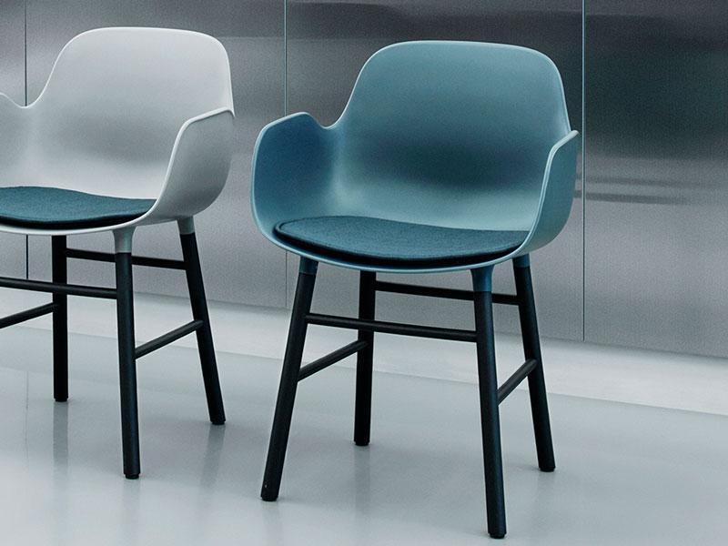 SEAT CUSHION FORM CHAIR