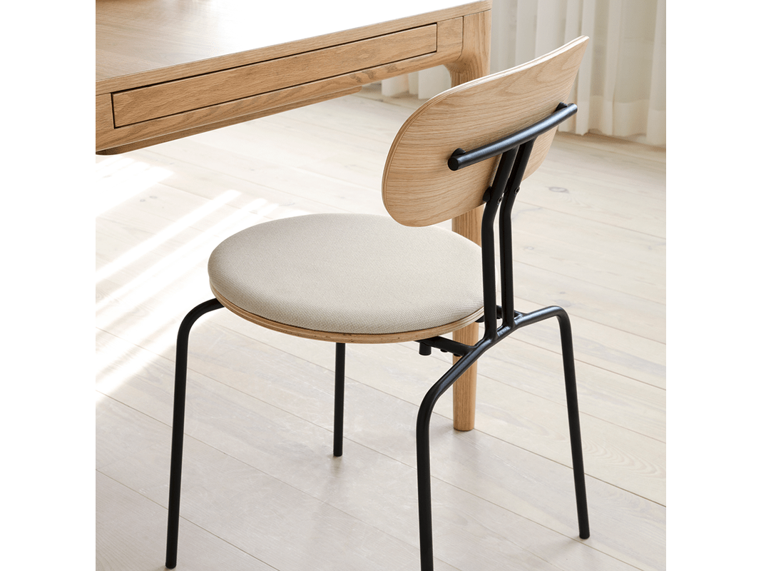 CURIOUS | CHAIR