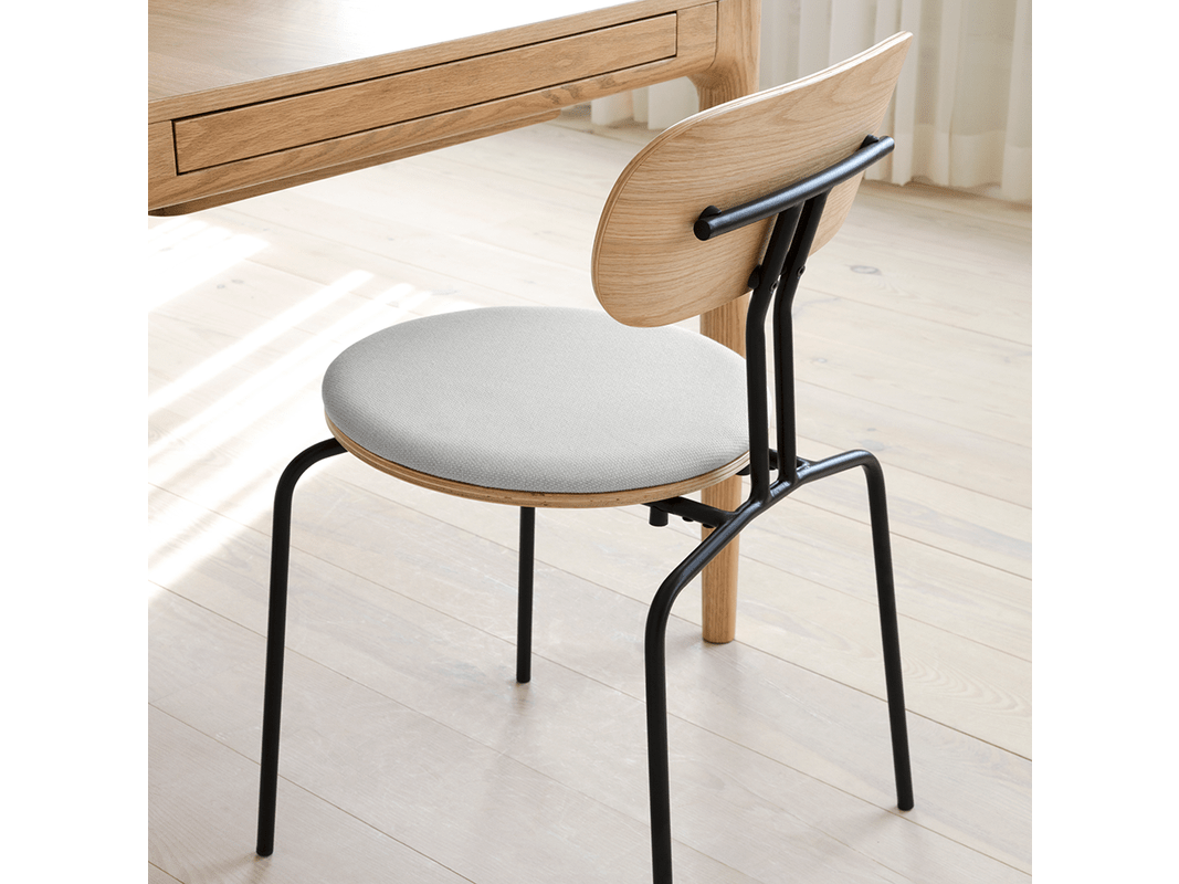CURIOUS | CHAIR