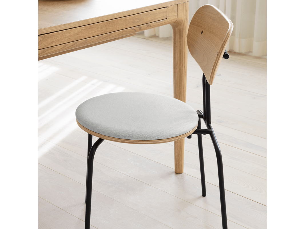 CURIOUS | CHAIR